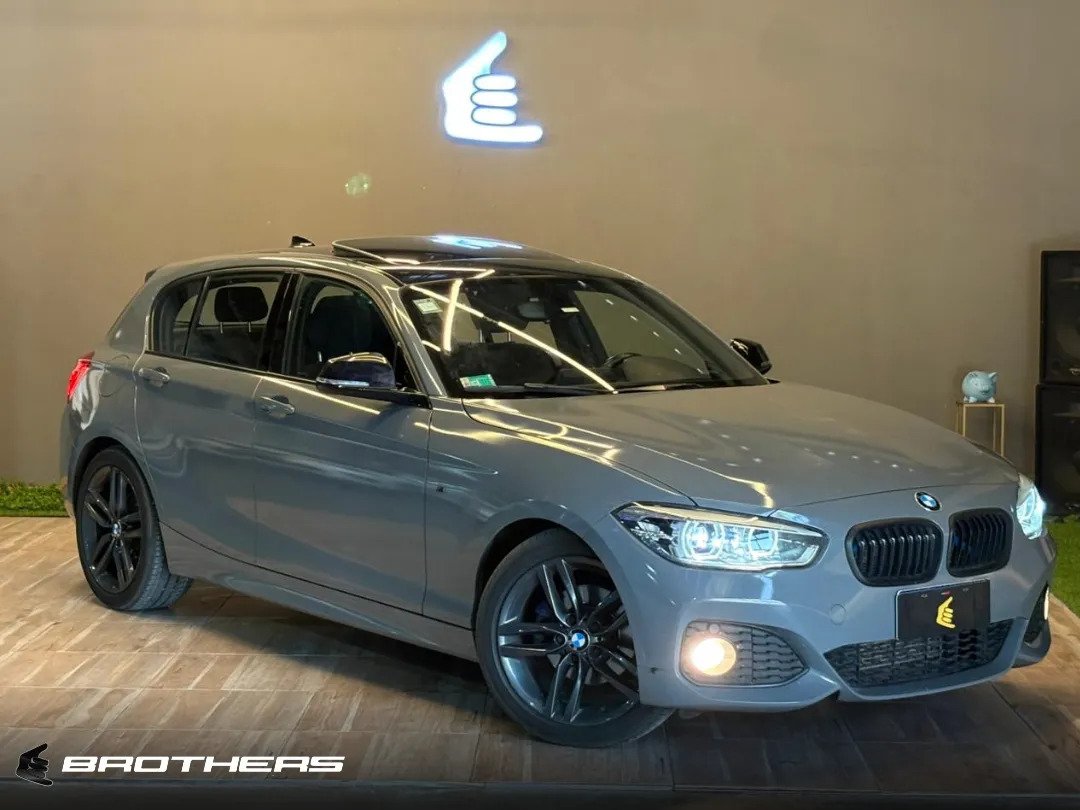 BMW 120i M Package 2016 fotografiado en el showroom de Brothers
