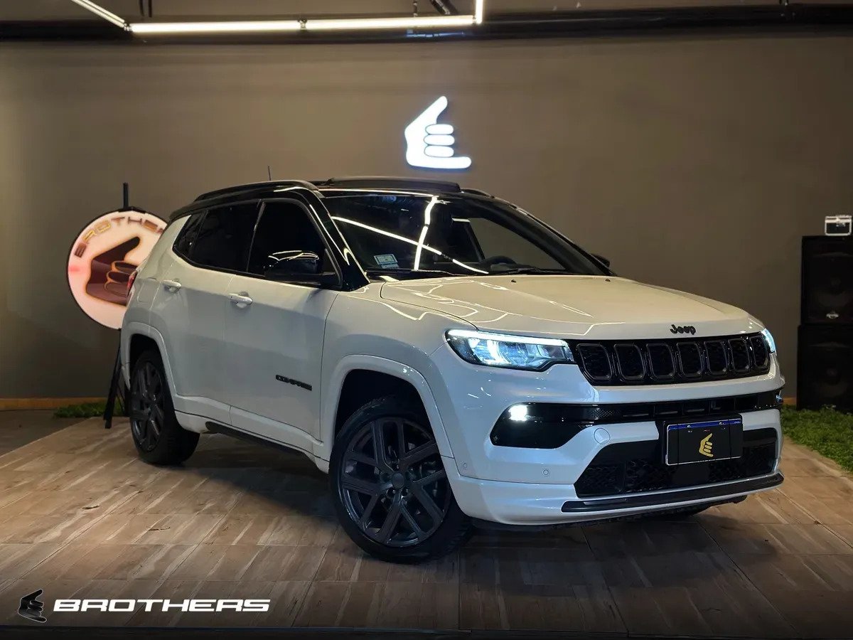Jeep Compass Serie-S 2025 fotografiado en el showroom de Brothers