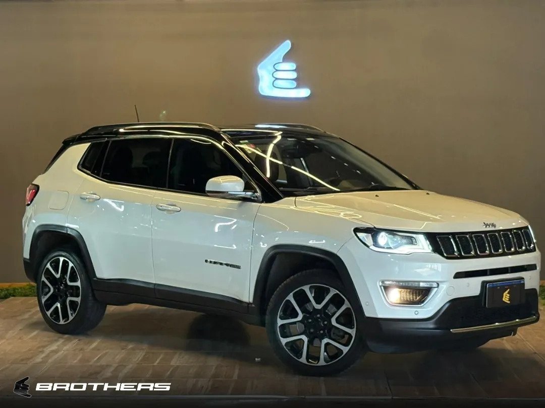 Jeep Compass Limited 2018 fotografiado en el showroom de Brothers