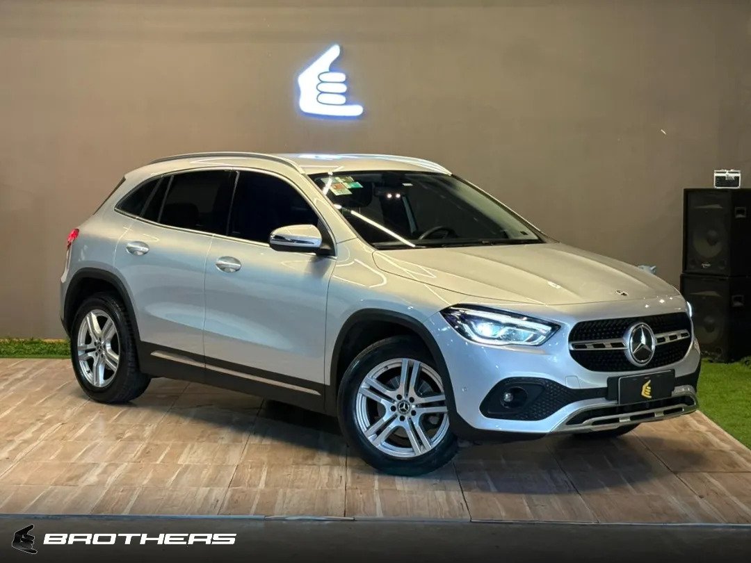 Mercedes-Benz GLA 200 2020 fotografiado en el showroom de Brothers