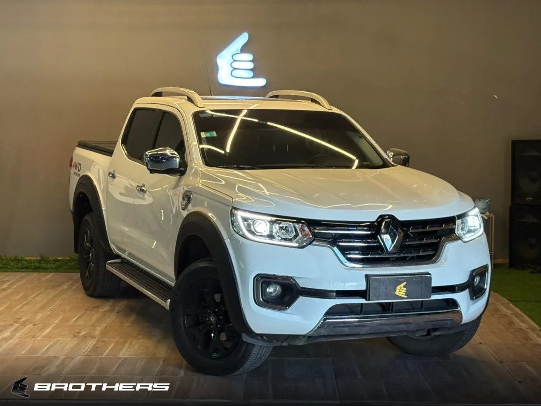 Renault Alaskan Outsider 2023 fotografiado en el showroom de Brothers