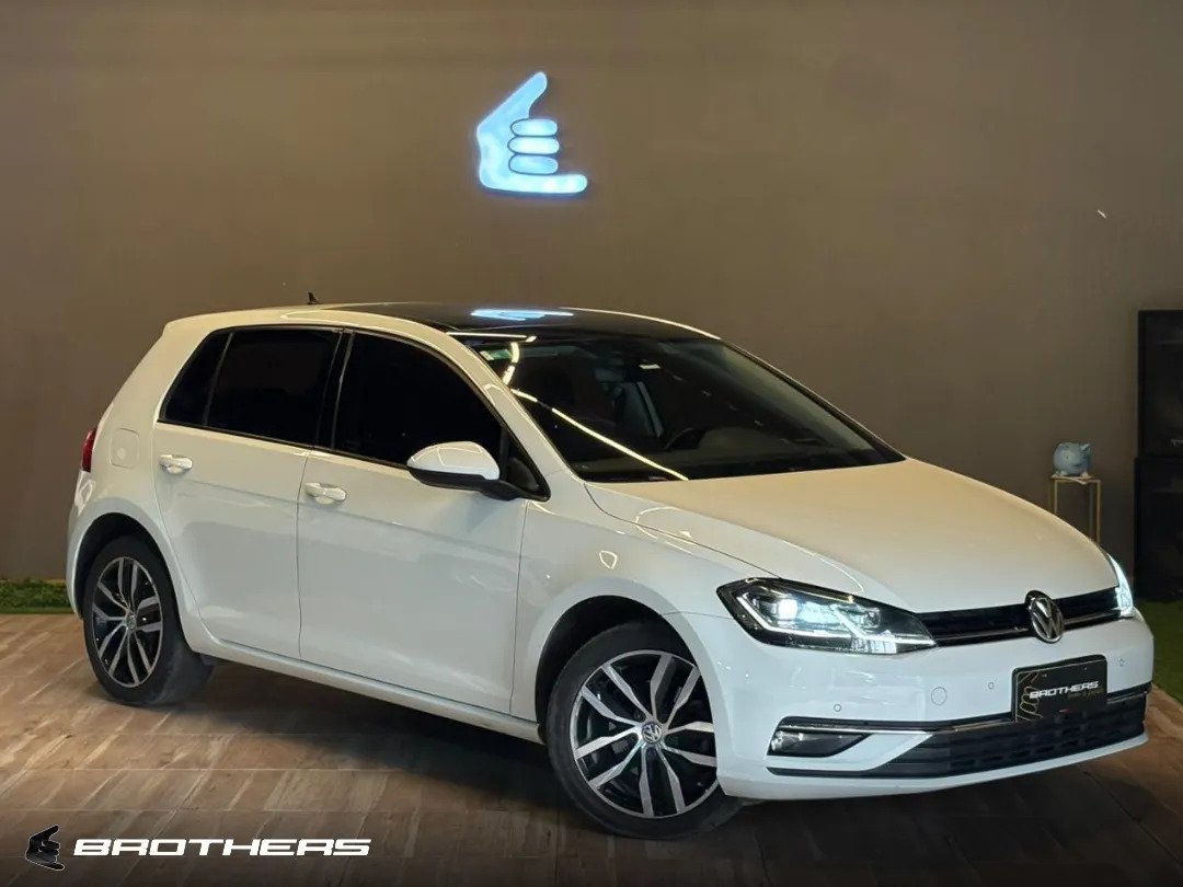 Volkswagen Golf Highline 2018 fotografiado en el showroom de Brothers