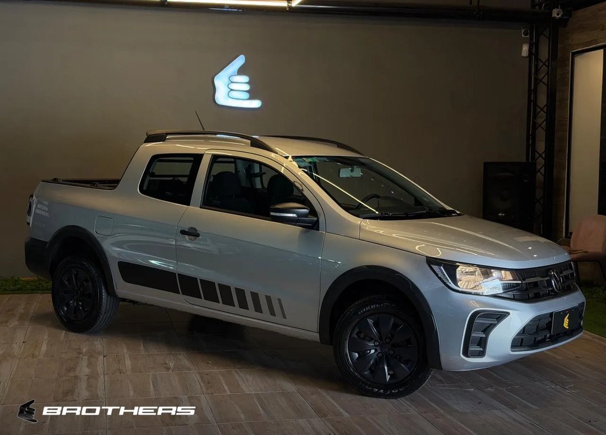 Volkswagen Saveiro Comfortline 2024 fotografiado en el showroom de Brothers
