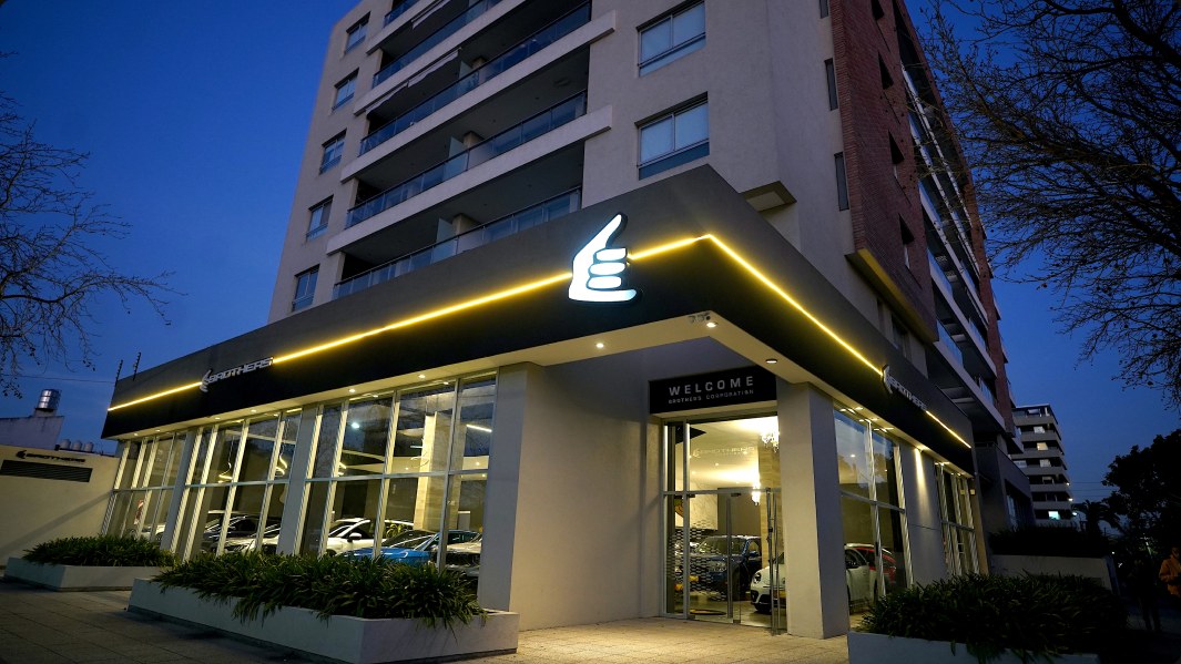 La fachada de Brothers en Olazábal 996 iluminada de noche