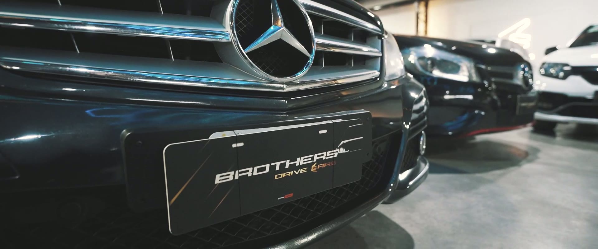 La parrilla de un Mercedes con la patente Brothers en el showroom