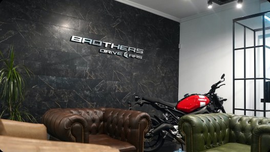 Los sillones chesterfield del lounge junto a una moto roja