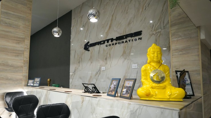 La recepción de Brothers con su buda amarillo de la suerte
