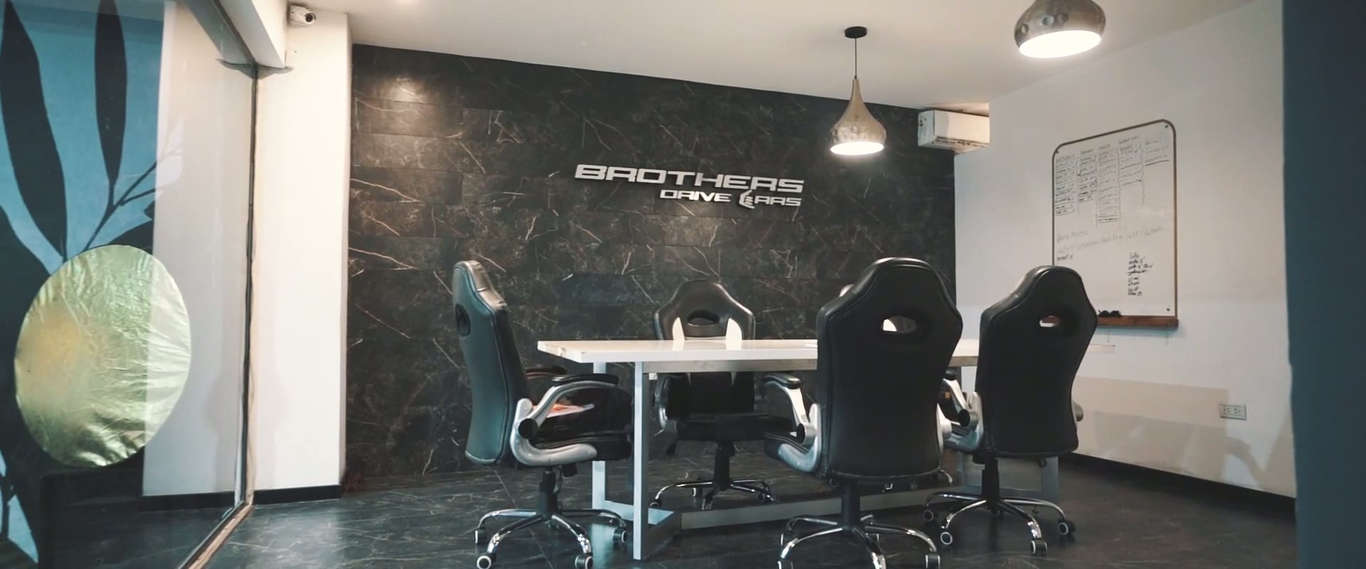 La sala de Brothers con las butacas del simulador de carreras