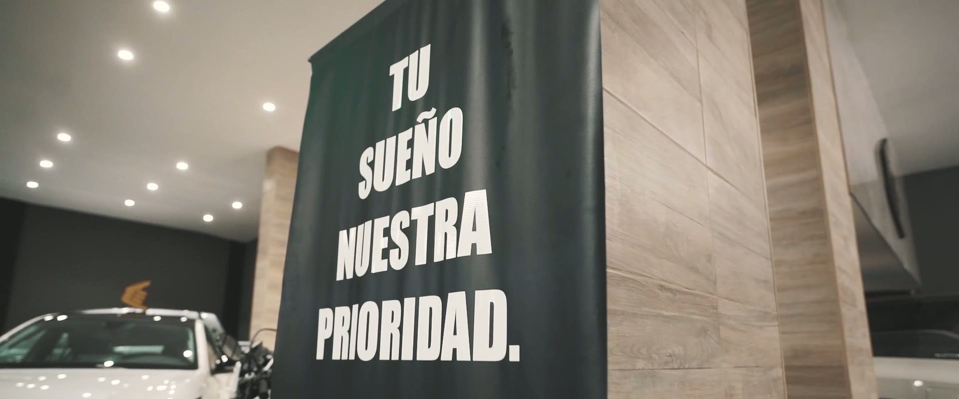 La pared del showroom con la frase: tu sueño, nuestra prioridad